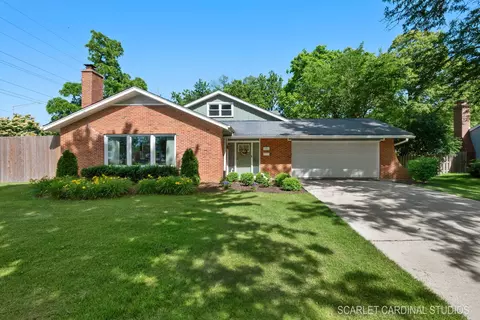 5 E Gartner Rd, Naperville, IL 60540