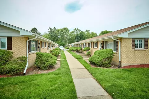 817 Valley Stream Dr #B, Wheeling, IL 60090 photo 2