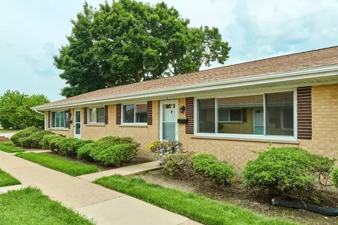 817 Valley Stream Dr #B, Wheeling, IL 60090