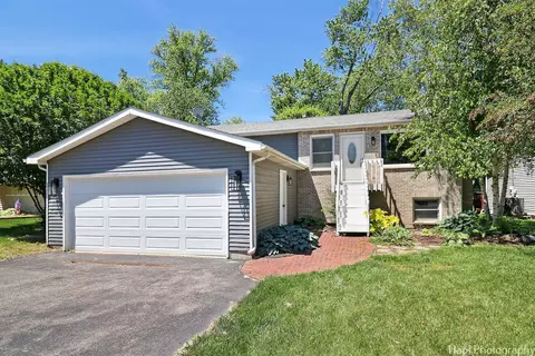 527 Santa Barbara Rd, Lakemoor, IL 60051