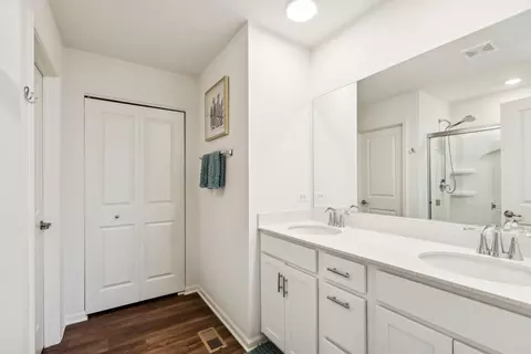 Bath - 7008 Liam Ln, Mchenry, IL 60050 photo 2 of 3