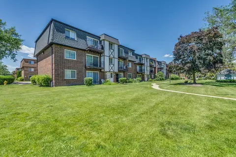 9461 Bay Colony Dr #1S, Des Plaines, IL 60016
