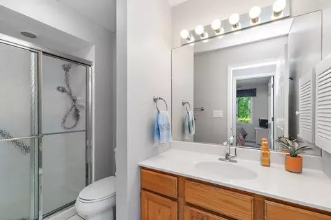 Bath - 19 White Oak Ln, Elgin, IL 60123 photo 2 of 3