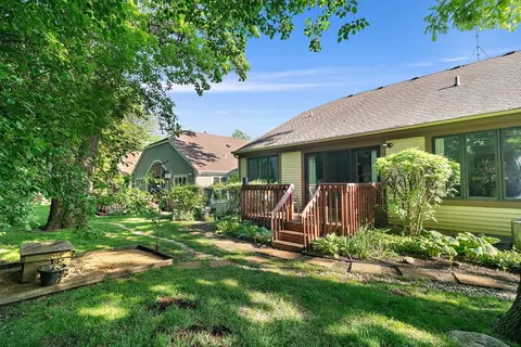Exterior - 19 White Oak Ln, Elgin, IL 60123 photo 8 of 9