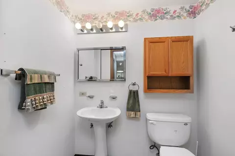 Bath - 19 White Oak Ln, Elgin, IL 60123 photo 3 of 3
