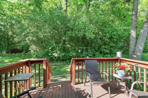 Exterior - 19 White Oak Ln, Elgin, IL 60123 photo 3 of 9