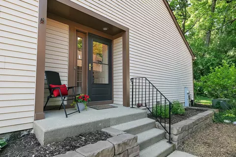 Exterior - 19 White Oak Ln, Elgin, IL 60123 photo 5 of 9