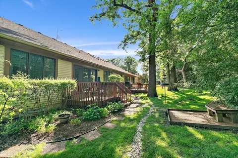 Exterior - 19 White Oak Ln, Elgin, IL 60123 photo 7 of 9
