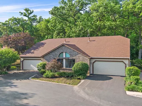 19 White Oak Ln, Elgin, IL 60123