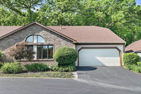 Exterior - 19 White Oak Ln, Elgin, IL 60123 photo 2 of 9