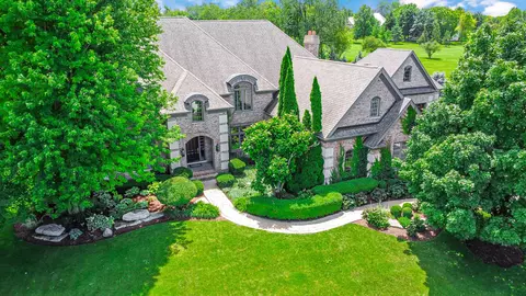 38 W497 Clubhouse Dr, Saint Charles, IL 60175