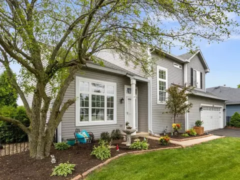 1303 Hollytowne Ct, Naperville, IL 60565