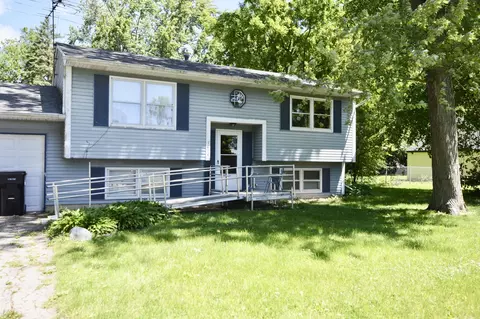 7010 Seminole Dr, Wonder Lake, IL 60097
