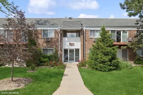 10365 Dearlove Rd #2I, Glenview, IL 60025