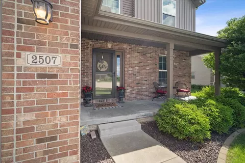2507 Fieldstone Ct, Normal, IL 61761 photo 2