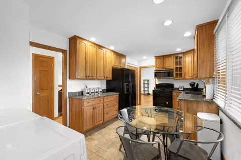 Kitchen - 2415 E Ballard Rd, Des Plaines, IL 60016 photo 2 of 2