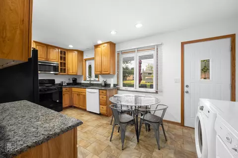 Kitchen - 2415 E Ballard Rd, Des Plaines, IL 60016 photo 1 of 2