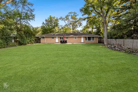 Exterior - 2415 E Ballard Rd, Des Plaines, IL 60016 photo 4 of 4