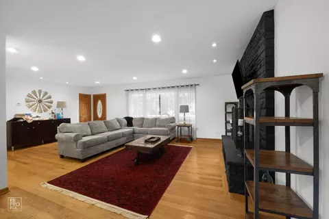 Living - 2415 E Ballard Rd, Des Plaines, IL 60016 photo 2 of 3