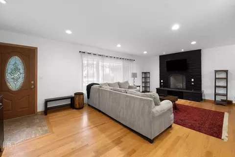 Living - 2415 E Ballard Rd, Des Plaines, IL 60016 photo 3 of 3