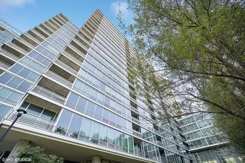 9655 Woods Dr #1902, Skokie, IL 60077