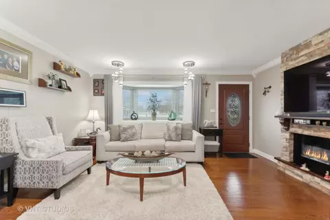 Living - 239 Albert Ter, Wheeling, IL 60090 photo 1 of 2