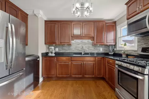 Kitchen - 239 Albert Ter, Wheeling, IL 60090 photo 1 of 2
