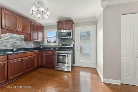 Kitchen - 239 Albert Ter, Wheeling, IL 60090 photo 2 of 2
