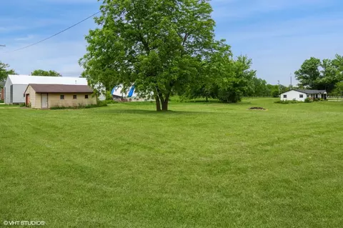 Exterior - 9095 N Small St, Leaf River, IL 61047 photo 2 of 4