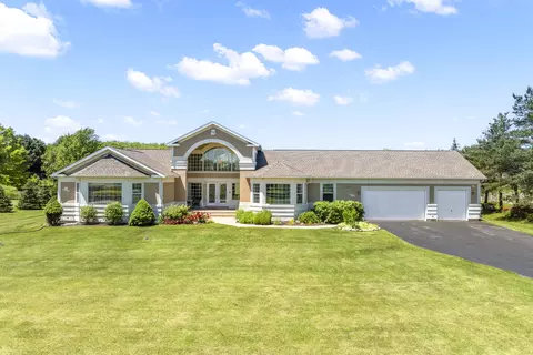 2216 Crystal Cir, Crystal Lake, IL 60012