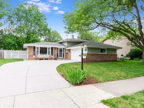 6 S176 Country Dr, Naperville, IL 60540