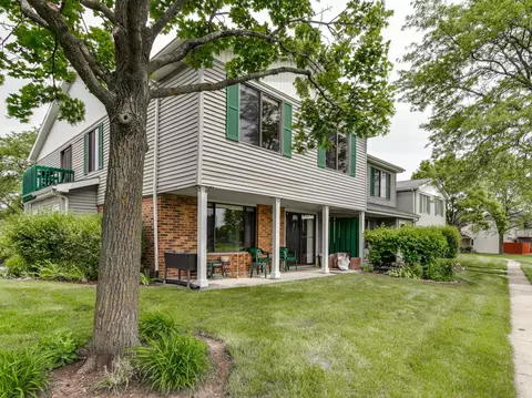335 Pierce Ct, Vernon Hills, IL 60061