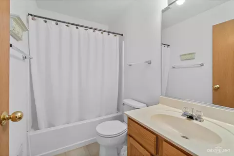 Bath - 1049 Willow Bay, Elgin, IL 60123 photo 3 of 3