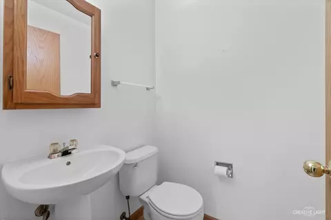 Bath - 1049 Willow Bay, Elgin, IL 60123 photo 1 of 3