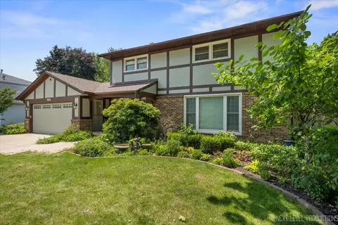 333 Berwick Dr, Aurora, IL 60506