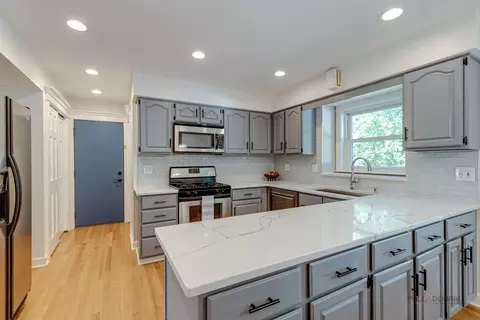 Kitchen - 1022 Twisted Oak Ct, Algonquin, IL 60102 photo 2 of 3