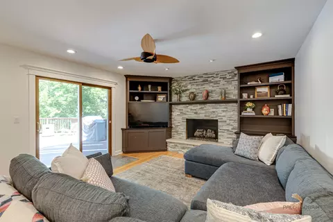Living - 1022 Twisted Oak Ct, Algonquin, IL 60102 photo 3 of 3