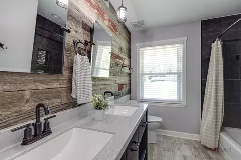 Bath - 1022 Twisted Oak Ct, Algonquin, IL 60102 photo 3 of 4