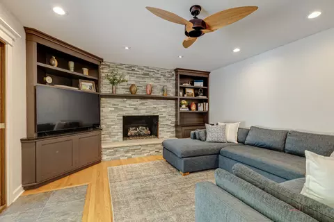 Living - 1022 Twisted Oak Ct, Algonquin, IL 60102 photo 2 of 3