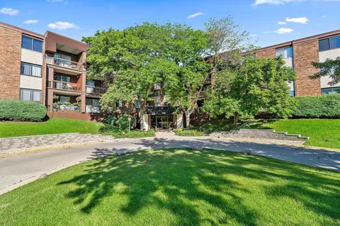 440 Raintree Ct #3L, Glen Ellyn, IL 60137