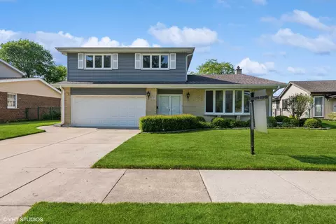 1915 E Peachtree Ln, Arlington Heights, IL 60004
