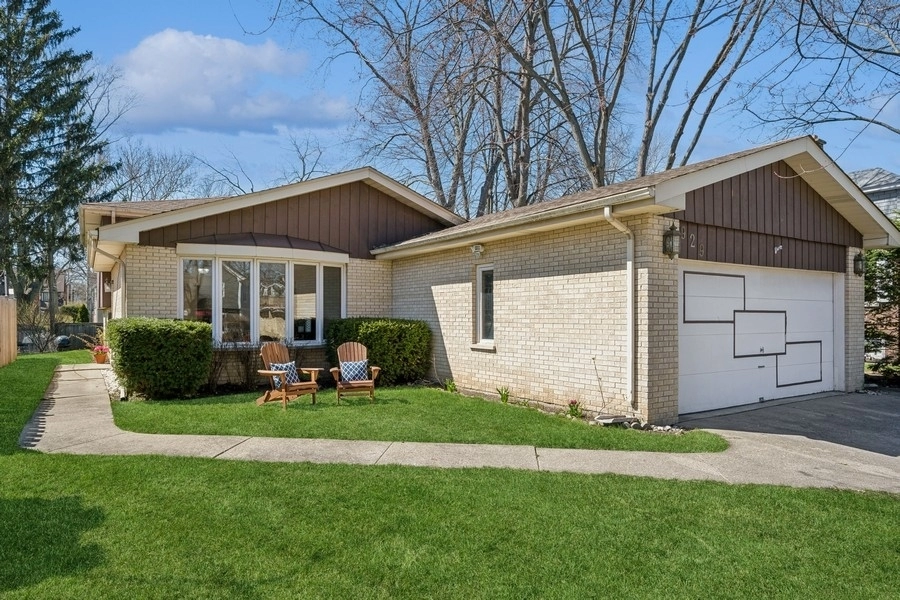 929 OXFORD LN
