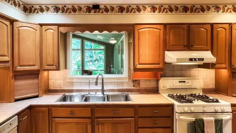 Kitchen - 21 Knollcrest Ct, Normal, IL 61761 photo 7 of 11