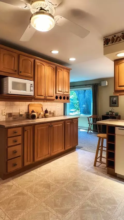Kitchen - 21 Knollcrest Ct, Normal, IL 61761 photo 3 of 11