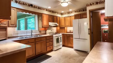 Kitchen - 21 Knollcrest Ct, Normal, IL 61761 photo 5 of 11
