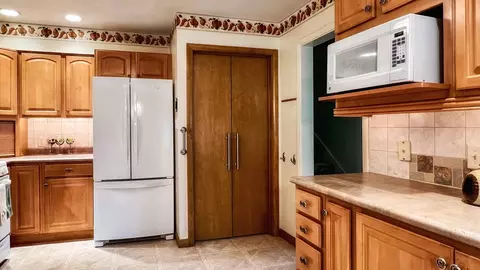 Kitchen - 21 Knollcrest Ct, Normal, IL 61761 photo 10 of 11