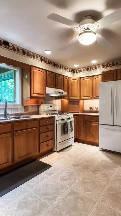 Kitchen - 21 Knollcrest Ct, Normal, IL 61761 photo 8 of 11