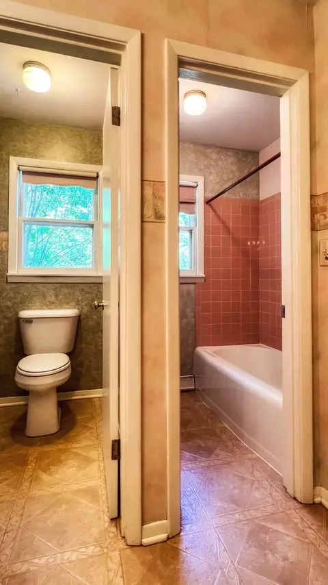 Bath - 21 Knollcrest Ct, Normal, IL 61761 photo 7 of 8