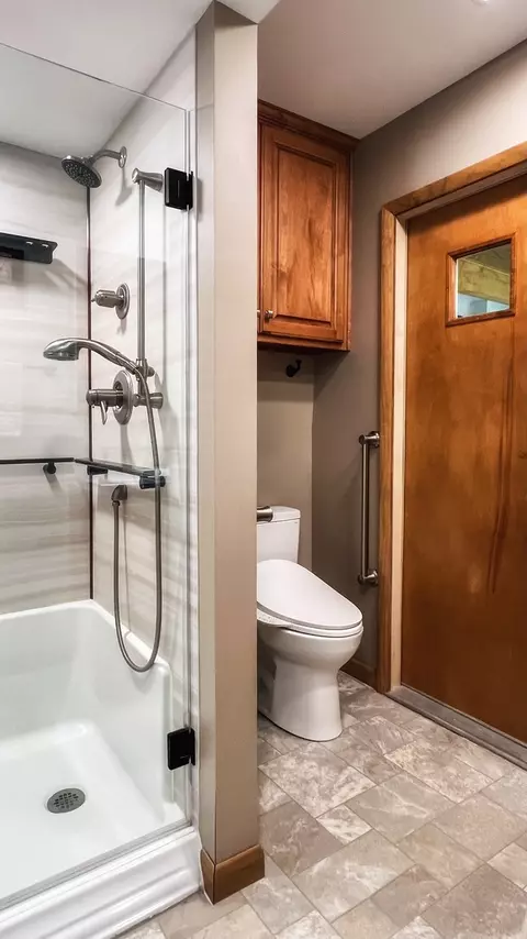 Bath - 21 Knollcrest Ct, Normal, IL 61761 photo 3 of 8