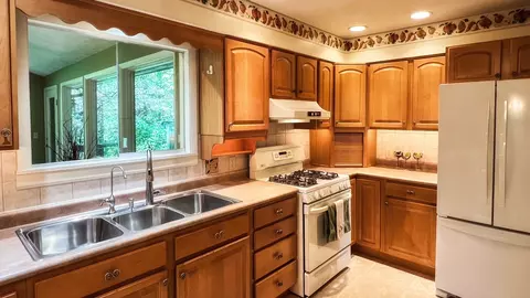 Kitchen - 21 Knollcrest Ct, Normal, IL 61761 photo 6 of 11